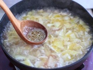 8、鸡肉咖喱饭,大火煮开后撇去表面浮沫，改中小火炖煮二十分钟左右