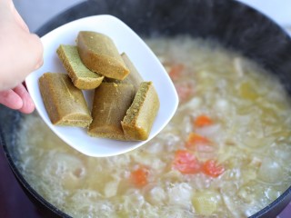 9、鸡肉咖喱饭,待锅中食材差不多煮熟了放入咖喱块