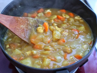 10、鸡肉咖喱饭,改成最小火慢慢搅拌至咖喱块全部融化