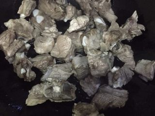 1、红烧排骨煲仔饭,炒锅放适量油烧热，爆香排骨