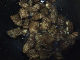 2、红烧排骨煲仔饭,放生抽 老抽 醋 翻炒上色