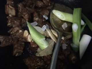 3、红烧排骨煲仔饭,放入葱姜八角香叶冰糖翻炒出香