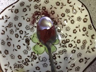 4、红烧排骨煲仔饭,煮的时间准备点红曲粉，加半碗水搅匀