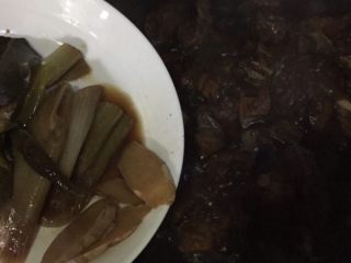 5、红烧排骨煲仔饭,排骨煮至软烂时捞出葱姜大料