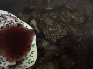 6、红烧排骨煲仔饭,倒入搅匀的红曲水搅拌均匀，大火收汁即可