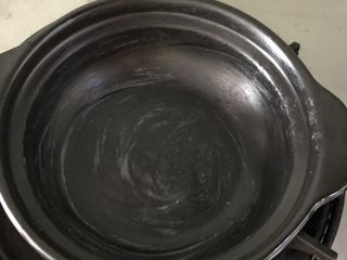 7、红烧排骨煲仔饭,砂锅抹一层猪油，没有就抹色拉油