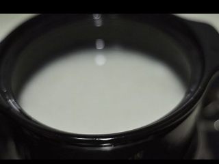 8、红烧排骨煲仔饭,米洗净，放入砂锅净泡1小时，实在没时间也要泡30分钟，不然饭会夹生的哦！