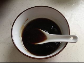 9、红烧排骨煲仔饭,准备好碗汁：生抽、蚝油、糖、蒸鱼豉油，麻油，水 拌匀即可（可根据自己喜好选择）