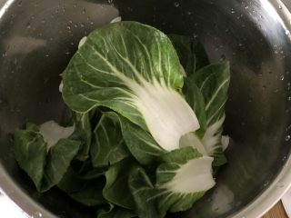 10、红烧排骨煲仔饭,青菜洗净