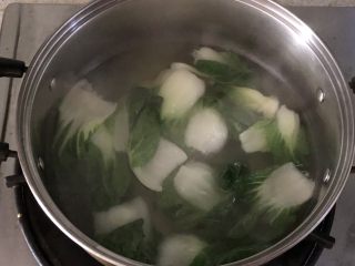 11、红烧排骨煲仔饭,汤锅烧开水，放一点盐和油，烫熟青菜