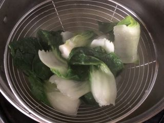 12、红烧排骨煲仔饭,捞出沥干备用