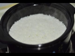 13、红烧排骨煲仔饭,米泡好后，放一小勺色拉油搅匀 ，直接开中大火烧开，立马转小火，不然会溢锅哦！煮至水份刚收干，大概8层熟的样子