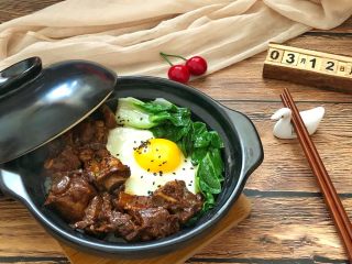 14、红烧排骨煲仔饭,撒上芝麻点缀