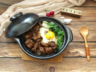 15、红烧排骨煲仔饭,浇上碗汁，滋啦滋啦！