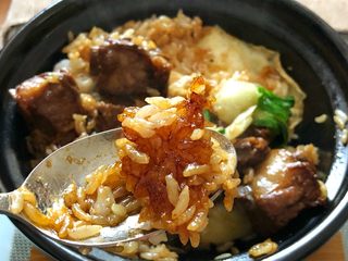 16、红烧排骨煲仔饭,拌匀开吃????香香的锅巴你喜欢吗？
