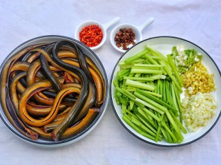 1、红烧黄鳝,准备好所有食材。