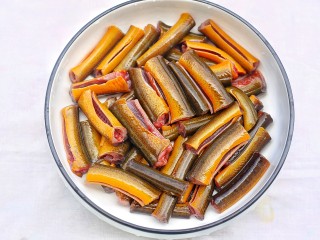 2、红烧黄鳝,鳝鱼清洗干净切断。