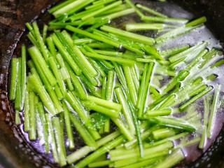 3、红烧黄鳝,芹菜斜切小段，焯熟备用；姜、葱、蒜切末。