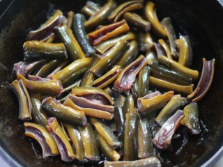 4、红烧黄鳝,锅中热油，放入鳝鱼。