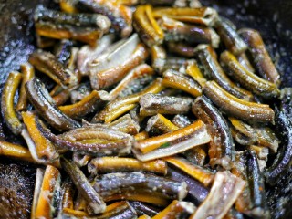 5、红烧黄鳝,炒至变硬。