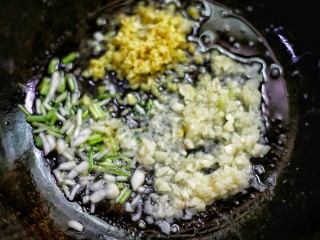 6、红烧黄鳝,另起锅加入葱姜蒜末，