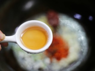 9、红烧黄鳝,一勺料酒。