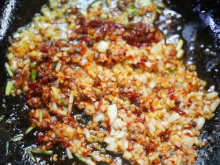 10、红烧黄鳝,1勺豆瓣酱炒匀。。