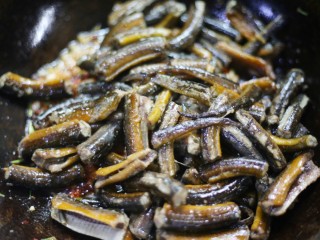 11、红烧黄鳝,加入鳝鱼。