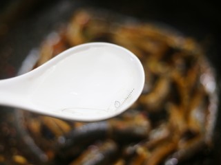 12、红烧黄鳝,加一勺醋。
