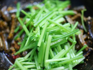 14、红烧黄鳝,加入芹菜。