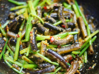 15、红烧黄鳝,炒匀。
