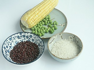 1、赤小豆玉米青豆饭,准备好材料。