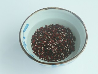 3、赤小豆玉米青豆饭,赤小豆提前用水浸泡1小时。