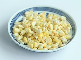 4、赤小豆玉米青豆饭,将玉米掰下玉米粒，也可以买现成的玉米粒。