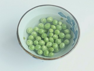 5、赤小豆玉米青豆饭,青豌豆用清水淘洗干净待用。