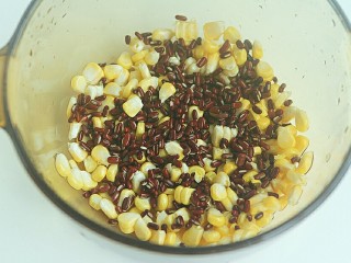 7、赤小豆玉米青豆饭,将赤小豆、玉米一同置于锅内；