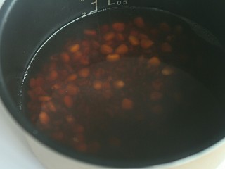 10、赤小豆玉米青豆饭,将煮好的玉米和赤小豆连汤水一起放到电饭锅里；