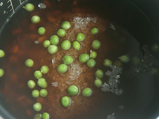 12、赤小豆玉米青豆饭,再放入青豌豆。然后按煮饭键，将饭煲熟即成（注意水量，如果不够常规煲饭的水量则加入适量清水，反之则减少些水）