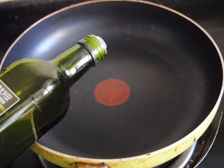 4、鲜芒芝士饭,热锅,锅内放入适量的橄榄油