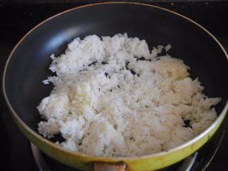 5、鲜芒芝士饭,倒入米饭翻炒片刻,要稍稍干的效果哦