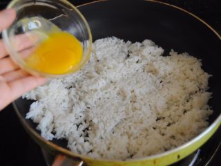 6、鲜芒芝士饭,混合蛋液,倒进米饭内,翻匀至每一颗米饭都裹上蛋液