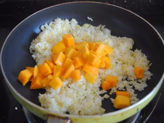 8、鲜芒芝士饭,倒入芒果和盐,不断拌匀