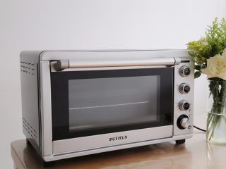 11、鲜芒芝士饭,烤箱190度预热,放入烤箱中层烤制20分钟左右即可