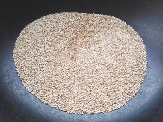 1、鸡内金焦馍（驻马店传统美食）, 把淘洗干净的芝麻放炒锅内，用中小火不断翻炒，炒至取个芝麻用手指能轻易捻碎，关火。