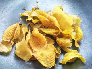 3、鸡内金焦馍（驻马店传统美食）,把洗净晒干的鸡内金倒入锅内，利用锅体余温焙焙。