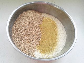 4、鸡内金焦馍（驻马店传统美食）,用料理机粉碎（或用擀面杖擀碎）后过筛。面粉、鸡内金、盐、芝麻全部倒盆里。