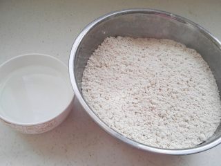 5、鸡内金焦馍（驻马店传统美食）,拌匀，边倒水边用筷子搅成面絮。