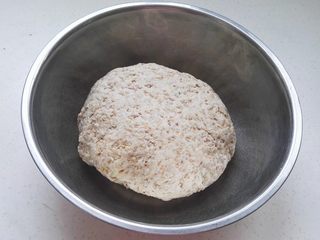 6、鸡内金焦馍（驻马店传统美食）,用手和成面团， 盖上盖（或保鲜膜）醒20分钟左右。