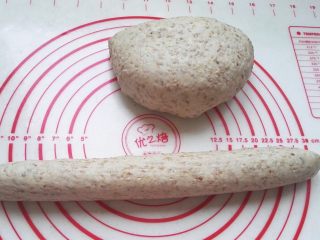 8、鸡内金焦馍（驻马店传统美食）,分剂，搓成圆长条。