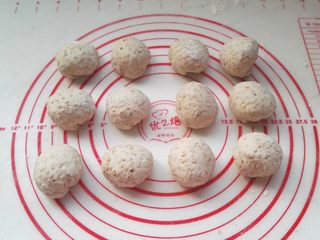 9、鸡内金焦馍（驻马店传统美食）,揪成35-40克左右的小剂子，分别揉圆，用湿布（或保鲜膜）盖住防干皮。